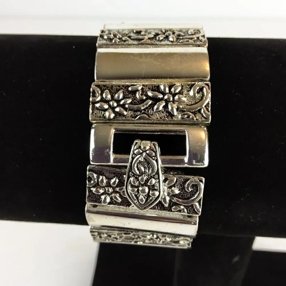 Fashion silvertone bracelet with Floral Accent